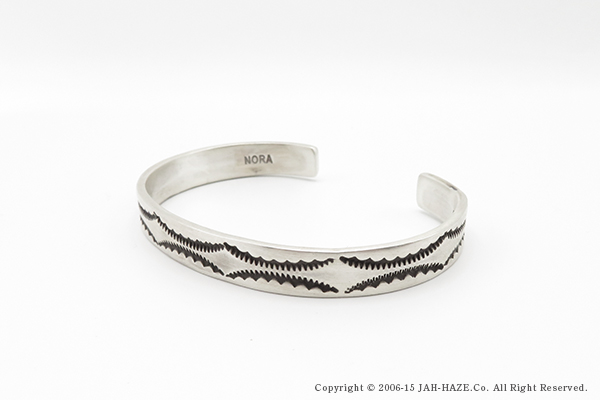 INDIAN JEWELRY ナバホ族|Nora Tahe|スタンプワーク|バングル『NAVAJO STAMPED SILVER BANGLE  Nora Tahe』【アメカジ・ネイティブ】IJ-386